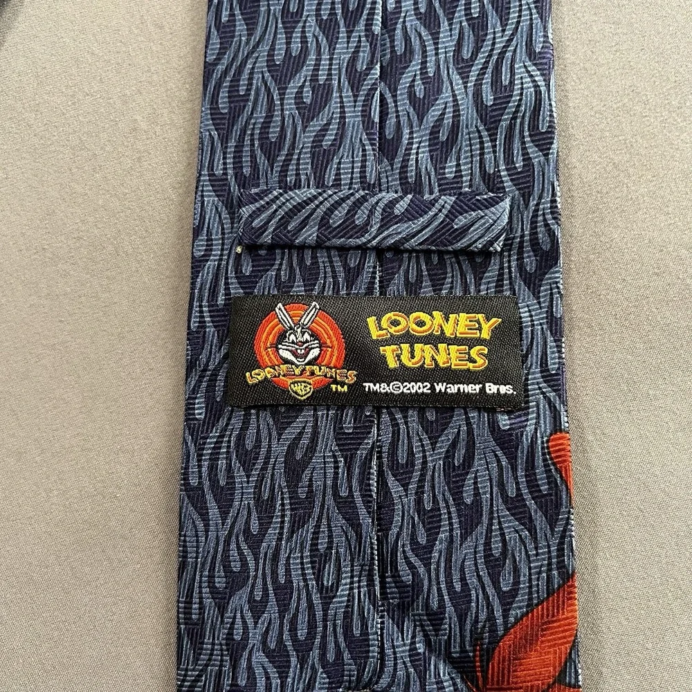 VINTAGE LOONEY TUNES TAZ TIE 2002 WARNER BROTHERS BLUE‎ FLAMES BACKGROUND